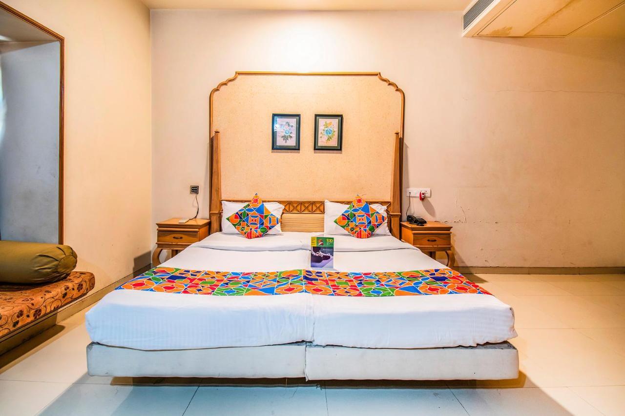 פונה Collection O Hotel Rajwada Near The Pavillion מראה חיצוני תמונה