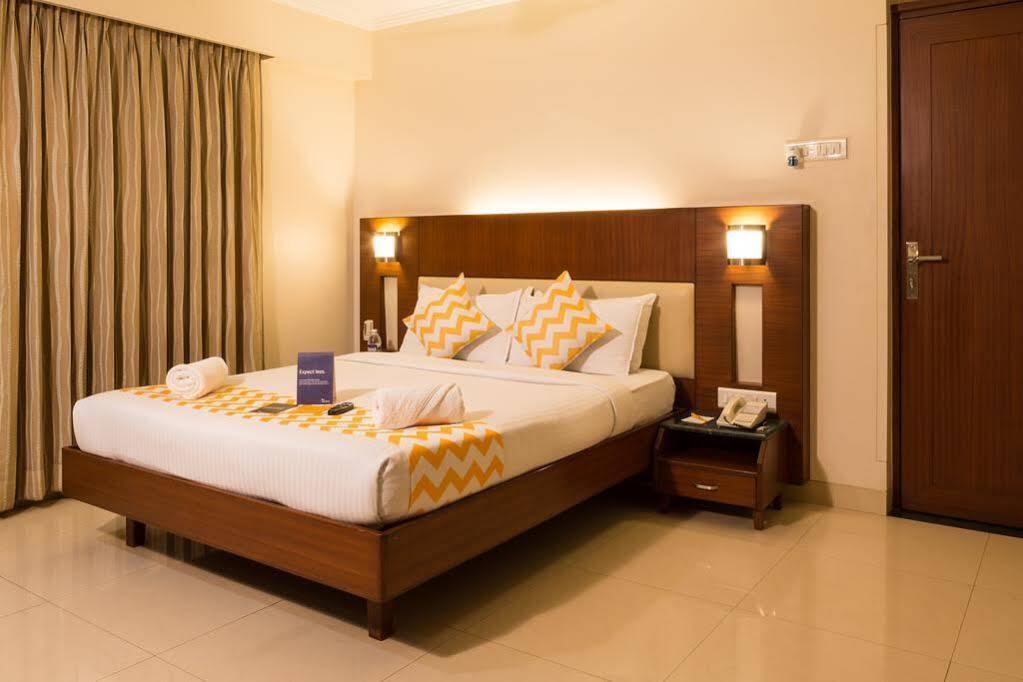 פונה Collection O Hotel Rajwada Near The Pavillion מראה חיצוני תמונה